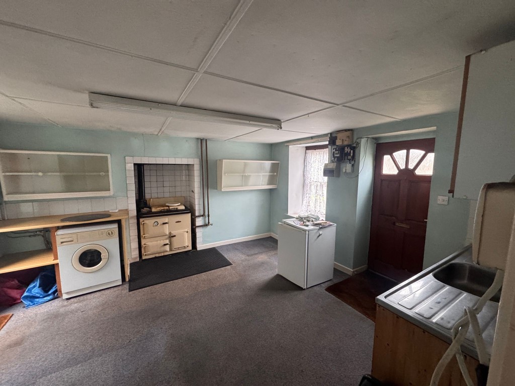 Lot: 133 - COTTAGE FOR UPATING WITH GARAGE AND GARDEN - Kitchen dining room
